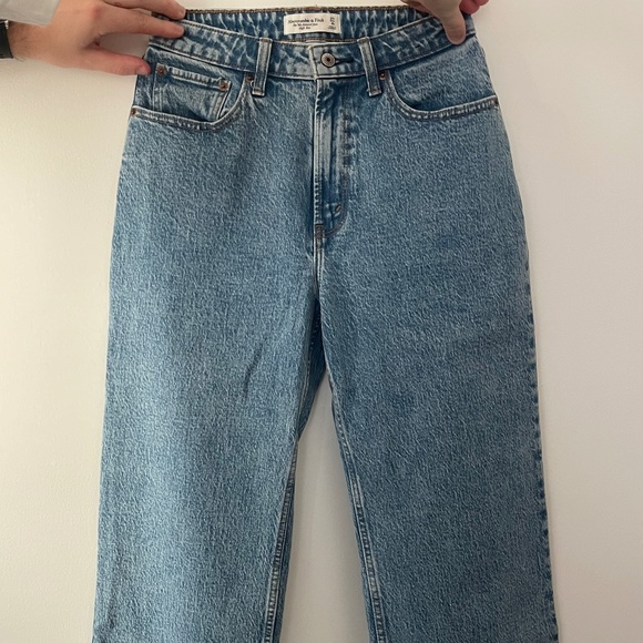 Abercrombie Curve Love High Rise 90s Relaxed Jean - Picture 8 of 9